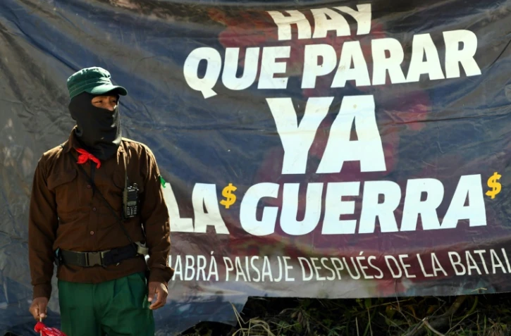 Un membre de l'Armée zapatiste de libération nationale (EZLN) prépare les festivités du 30e anniversaire du soulèvement zapatiste dans une communauté autonome près d'Ocosingo dans l'état du Chiapas dans le sud du Mexique le 31 décembre 2023
