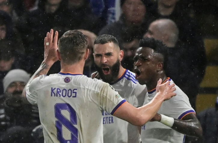 La joie de l'attaquant français du Real Madrid Karim Benzema, félicité par l'Allemand Toni Kroos et le Brésilien Vinicius Junior, après son 2e but marqué face à Chelsea,   lors du quart de finale aller de la Ligue des Champions, le 6 avril 2022 au Stade de Stamford Bridg