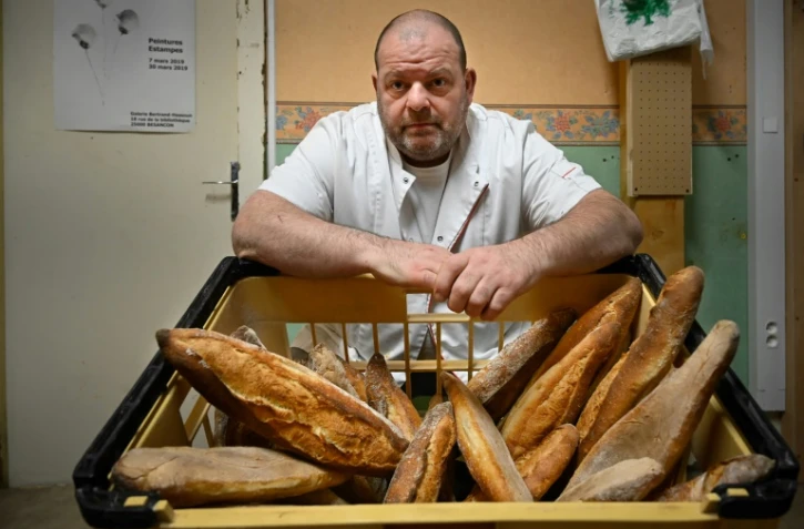 Le boulanger Stéphane Ravacley qui a obtenu la régularisation de son apprenti guinéen au prix d'une grève de la faim pose devant ses pains, le 6 janvier 2021 à Besançon (Doubs)