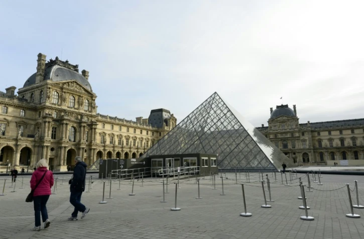 Le musée du Louvre à Paris et sa pyramide, le 14 novembre 2015