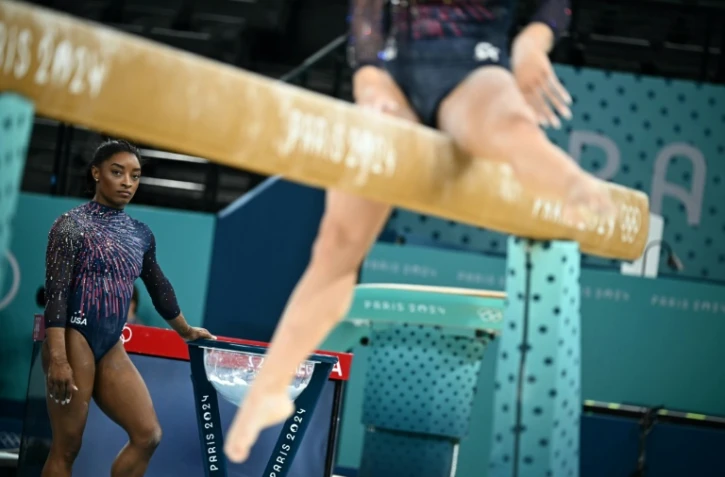 La gymnaste américaine Simone Biles participe à une séance d'entraînement à l'Arena de Bercy à Paris, le 25 juillet 2024