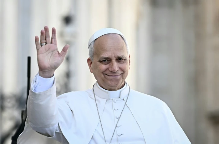 Le pape Léon XIV salue les fidèles à son arrivée en papamobile sur la place Saint-Pierre au Vatican, avant de présider son audience générale hebdomadaire, le 29 avril 2026