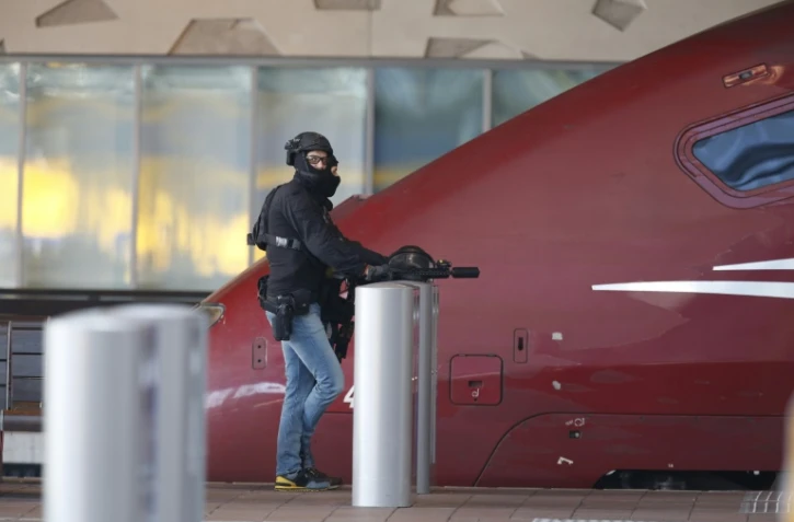 Un membre des unités spéciales de la police néerlandaise près d'un train Thalys dans la gare ecentrale de Rotterdam le 18 septembre 2015