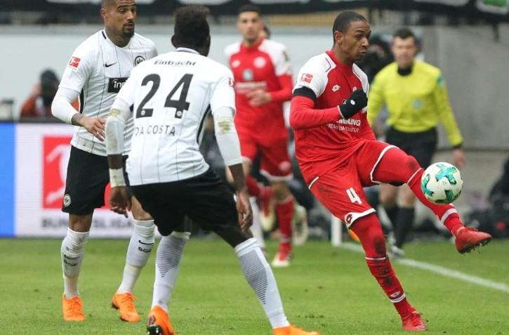 Le jeune défenseur français de Mayence Abdou Diallo dégage le ballon lors d'un déplacement chez l'Eintracht Francfort, le 17 mars 2018