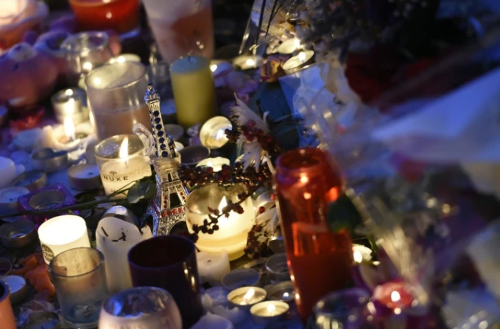 Des bougies en hommage aux victimes des attentats devant le Bataclan, le 15 novembre 2015