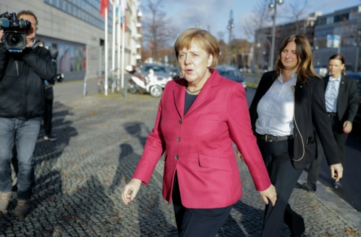 Angela Merkel arrive à des pourparlers sur la formation d'un gouvernement de coalition le 17 novembre 2017 à Berlin