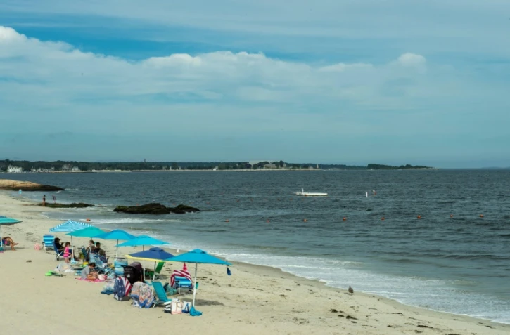 La plage de Guthrie Beach à New London dans le Connecticut (Etats-Unis) avant l'arrivée de Henri, le 21 août 2021