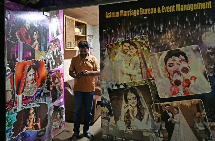 Un marieur professionnel dans son bureau, à Rawalpindi, au Pakistan, le 4 septembre 2024