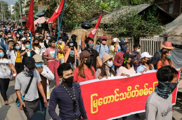 Photo prise et diffusée le 9 avril 2021 par une source anonyme via Facebook d'une manifestation à Mandalay contre le coup d'Etat militaire en Birmanie