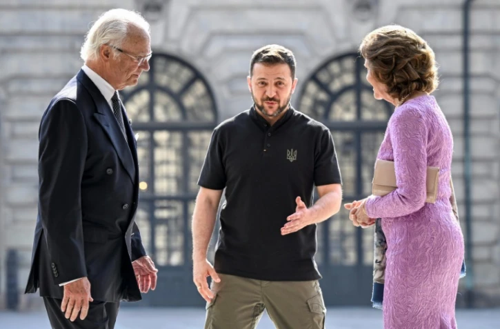 De gauche à droite le roi de Suède Carl Gustaf, le président ukrainien Volodymyr Zelensky et la reine Silvia à Stockholm, en Suède, le 31 mai 2024