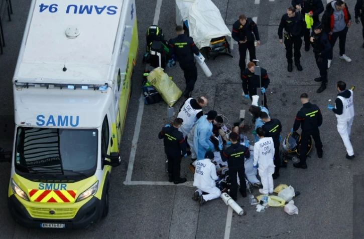 Une équipe d'urgence médicale à la gare d'Austerlitz à Paris le 3 février 2025