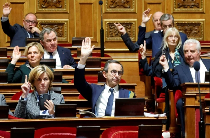 Le patron des sénateurs LR Bruno Retailleau (c) lors d'un vote au Sénat pendant les débats sur le projet de loi immigration, le 7 novembre 2023 à Paris