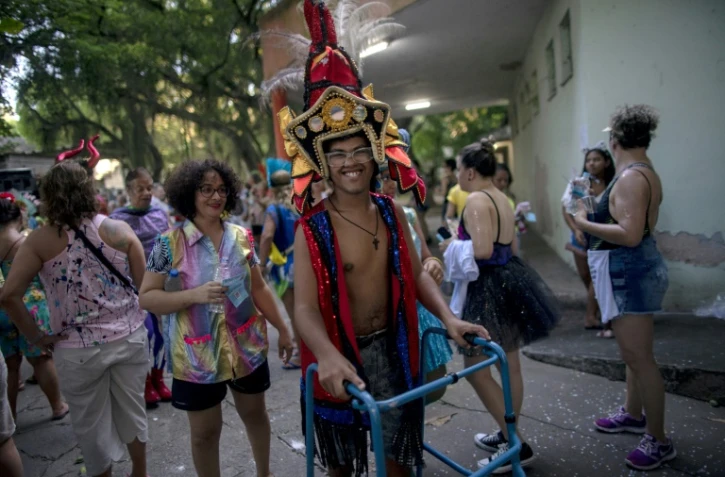 Des participants à la "Loucura Suburbana" (Folie Suburbaine) dansent dans la rue, le 20 février 2020 à Rio de Janeiro