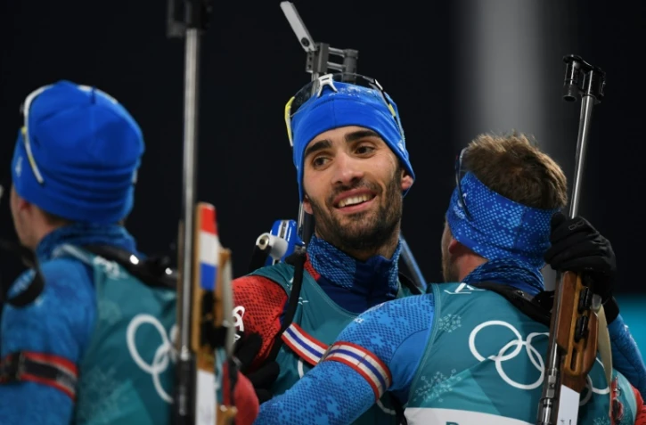 Le biathlète français Martin Fourcade félicité par ses compatriotes après sa victoire dans la mass start, aux JO de Pyeongchang le 18 février 2018
