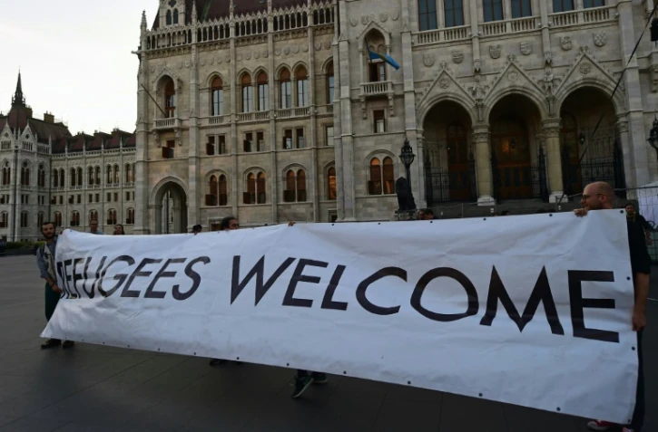 Des manifestants tiennent une banderole 'Refugiés bienvenue' le 30 septembre 2016 à Budapest
