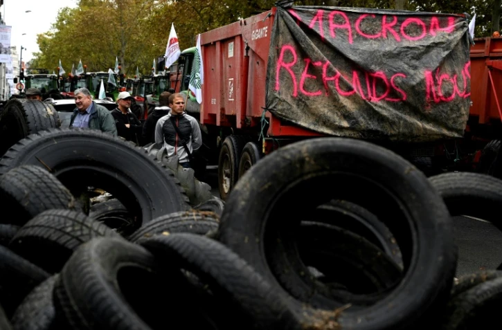 "Macron réponds-nous!": A Lyon, les agriculteurs en colère en appellent au président Macron, et dénoncent les accords internationaux commerciaux et la concurrence déloyale, le 22 octobre 2019