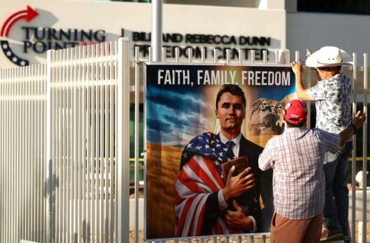 Des posters sont affichés au mémorial improvisé pour l'influenceur conservateur américain assassiné Charlie Kirk au siège de son organisation Turning Point USA, à Phoenix, en Arizona, le 19 septembre 2025