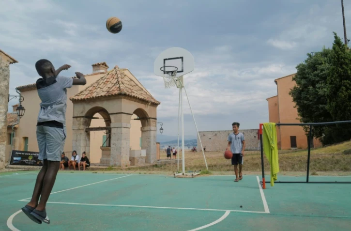Activité basket organisée pour des enfants en colonie apprenante le 28 juillet 2020 sur l'île Sainte-Marguerite près de Cannes