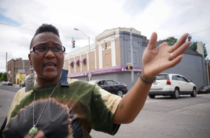 Erricka Bridgeford, une des organisatrice d'un cessez-le-feu de 41 heures, désigne le 8 août 2017 le carrefour à Baltimore où son cousin a été tué par balle en 2015, à Baltimore aux Etats-Unis