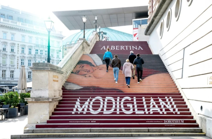 Des visiteurs au musée d'art moderne Albertina de Vienne le 14 octobre 2021 