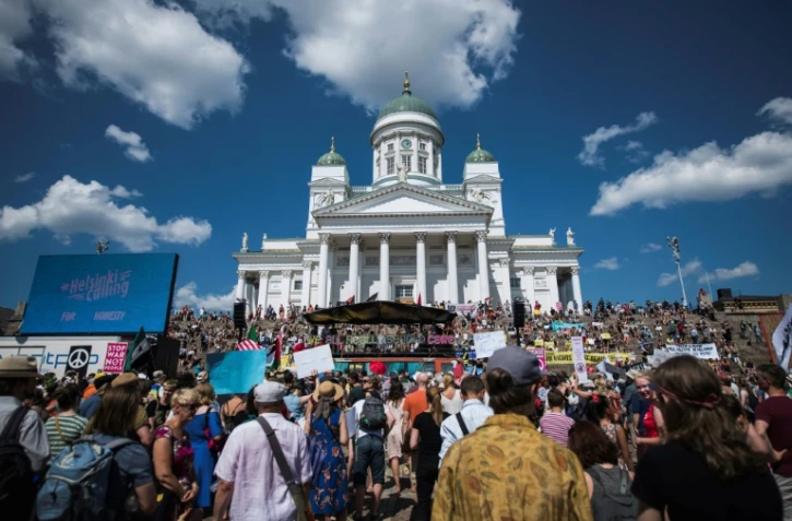 Manifestation sur la Place du Sénat à Helsinki dimanche 15 juillet 2018, pour la défense de droits de l'homme, de la liberté de parole et de la démocratie, à la veille du premier sommet bilatéral Trump-Poutine, organisé dans la capitale finlandaise lundi.