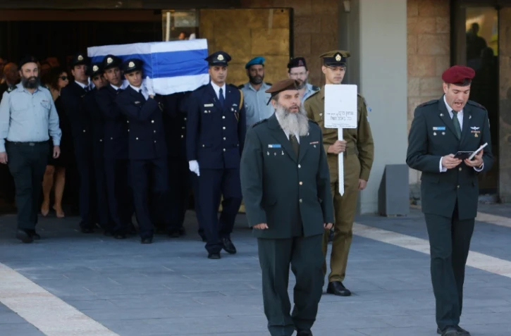 Le cercueil de Shimon Peres porté par des membres de la garde parlementaire au début de ses obsèques le 30 septembre 2016 à Jérusalem