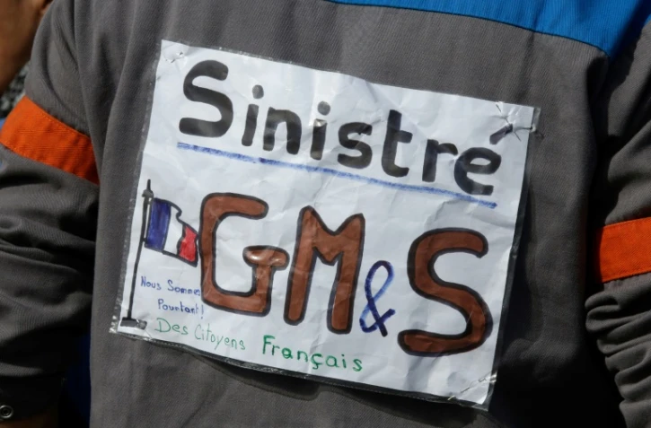 Des employés et syndicalistes de l'équipementier GM&S manifestent à Egletons lors de la visite d'Emmanuel Macron, le 4 octobre 2017