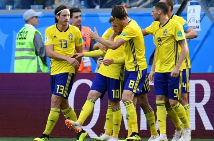 Le milieu suédois Emil Forsberg (c) est congratulé par ses coéquipiers après son but contre la Suisse en 8e de finale du Mondial, le 3 juillet 2018 à Saint-Pétersbourg  
