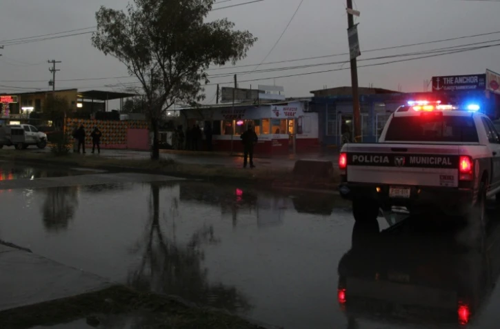 Des policiers et de enquêteurs inspectent une scène de crime à Ciudad Juarez, au Mexique, le 6 décembre 2017