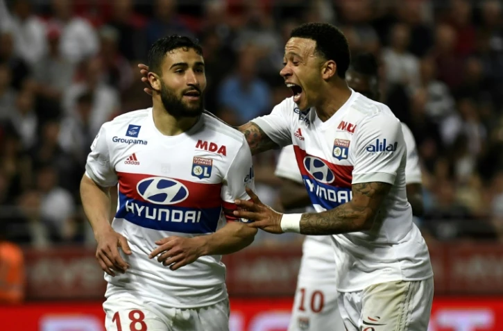 Les Lyonnais Nabil Fekir et Memphis Depay après un but contre Dijon, le 20 avril 2018 au stade Gaston Gérard