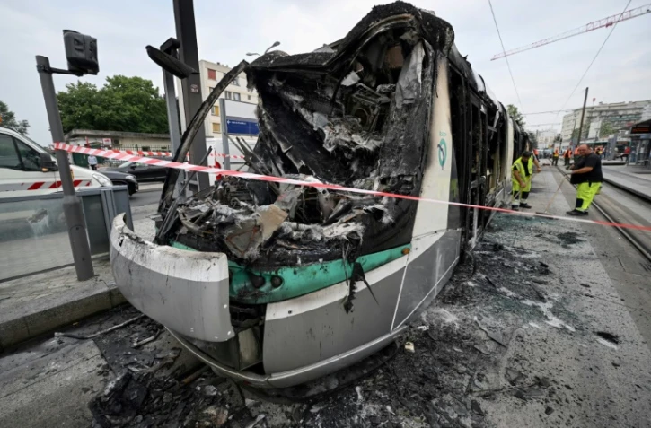 Un tramway incendié à Clamart, au sud-ouest de Paris, le 29 juin 2023