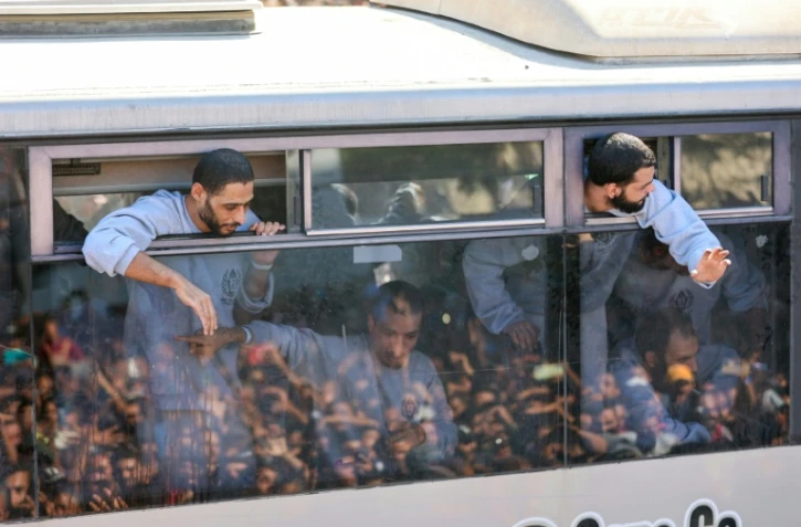Des cars ramenant à Khan Younes dans le sud de la bande de Gaza des prisonniers palestiniens libérés par Israël, devant l'hôpital Nasser le 13 octobre 2025