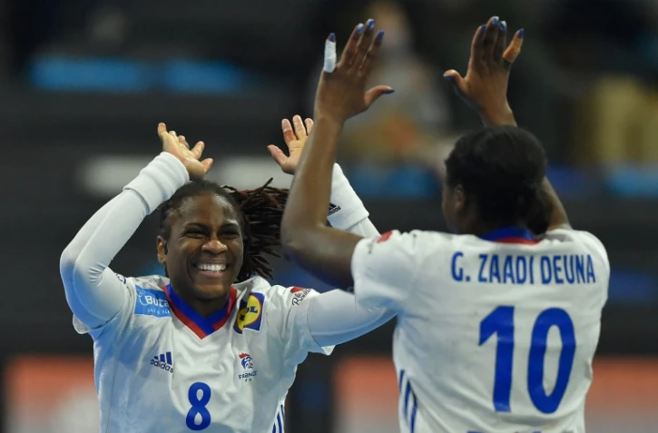 La joie des Françaises Coralie Lassource et Grâce Zaadi Deuna, après un but marqué contre la Suède, lors de leur quart de finale du Mondial-2021, le 15 décembre 2021 à Granollers (Espagne)