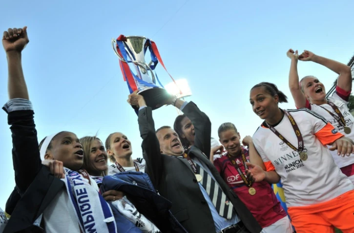 Patrice Lair, alors entraîneur de la section féminine de Lyon, soulève le trophée après la victoire contre Francfort en finale de Ligue des champions, le 17 mai 2012 à Munich