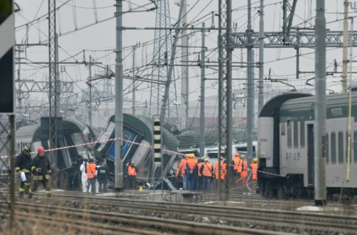 Les secours sur les lieux de la catastrophe ferroviaire près de Milan, le 25 janvier 2018
