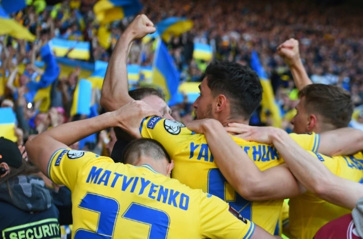 Les joueurs ukrainiens se congratulent après le deuxième but marqué par Roman Yaremchuk contre l'Ecosse en éliminatoires du Mondial 2022, à Glasgow, le 1er juin 2022