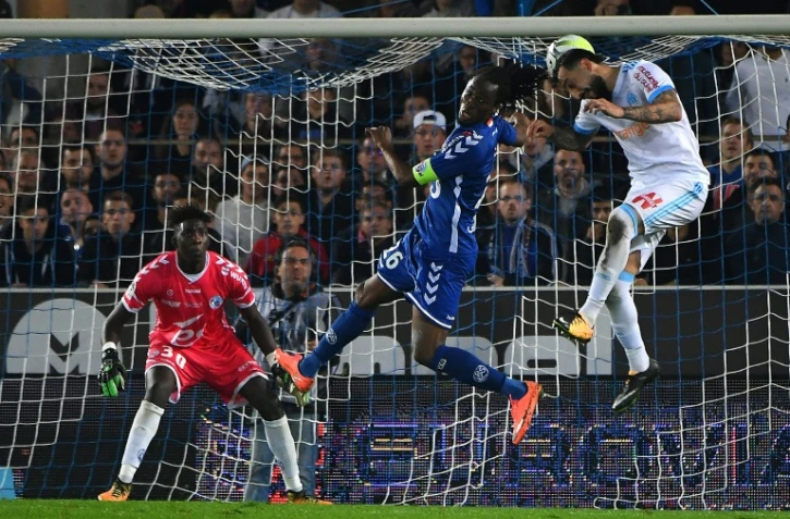 L'attaquant de Marseille Kostas Mitroglou (d) à la lutte avec le défenseur de Strasbourg Bakary Koné (c) à La Meinau, le 15 octobre 2017  