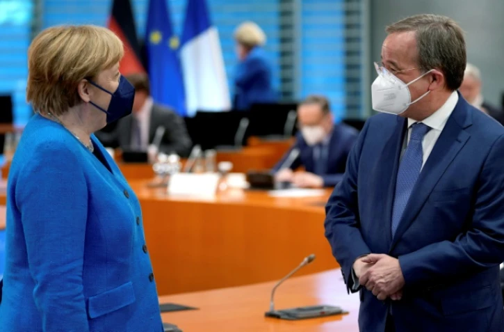 La chancelière allemande Angela Merkel (g) et Armin Laschet, le nouveau chef de son parti qui brigue sa succession, à Berlin, le 31 mai 2021