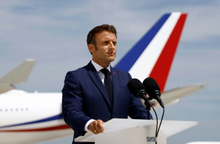 Le président Emmanuel Macron sur le tarmac de l'aéroport d'Orly près de Paris le 14 juin 2022