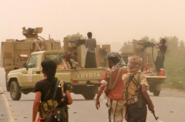 Les forces progouvernementales yéménites se réunissent  le 15 juin 2018 au sud de l'aéroport de Hodeida, une ville de l'ouest du pays tenue par les rebelles
