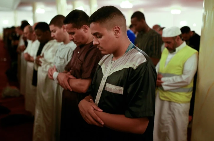 Des musulmans prient dans la Grande mosquée de Saint-Denis, près de Paris, le 27 mai 2017, premier jour du mois sacré du ramadan