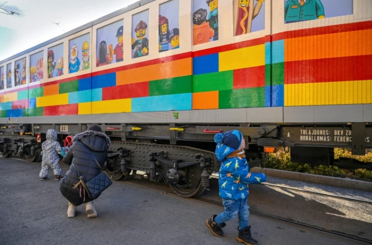 Un tramway grandeur réelle construit par l'artiste hongrois Balazs Doczy avec des pièces de Lego, le 21 novembre 2024 à Budapest en Hongrie
