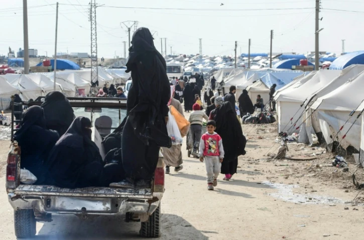 Des femmes voilées et des enfants dans le camp d'Al-Hol où vivent des familles de jihadistes de l'Etat islamique, le 28 mars 2019 dans le nord-est de la Syrie