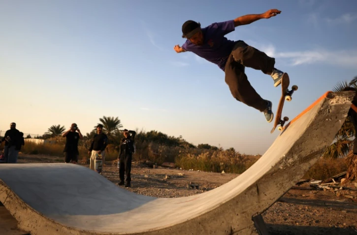 Une figure en skateboard sur la première piste ouverte à Bagdad, le 1er février 2025 en Irak