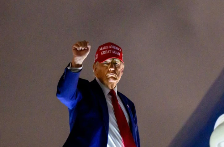 Le président américain Donald Trump à l'aéroport international de Miami, en Floride, le 3 avril 2025