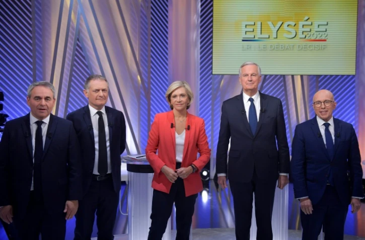 Xavier Bertrand, Philippe Juvin, Valérie Pécresse, Michel Barnier et Eric Ciotti - candidats à l'investiture du parti Les Républicains (LR) pour la présidentielle - avant leur débat à Paris, le 30 novembre 2021