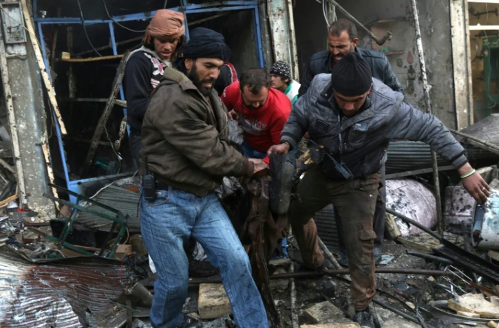 Une victime est évacuée des décombres d'un bâtiment, cible d'un raid de l'aviation, à Maaret al-Numan, dans la province d'Idleb 