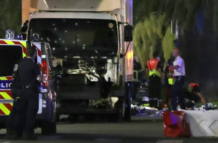 Des policiers autour du camion qui a foncé sur la foule le 14 juillet 2016 sur la Promenade des Anglais à Nice