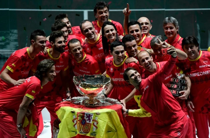 Rafael Nadal (premier plan à droite) se prend en photo avec les autres membres de l'équipe d'Eqspagne vainqueur de la Coupe Davis 2019, le 24 novembre à Madrid