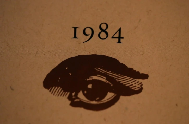 Couverture d'un exemplaire du chef-d??uvre de George Orwell "1984" dans une librairie de Los Angeles, le 25 janvier 2017